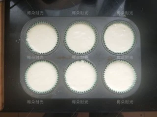 奶油纸杯蛋糕,挤入纸杯。挤八分满即可，我挤的有点多了。