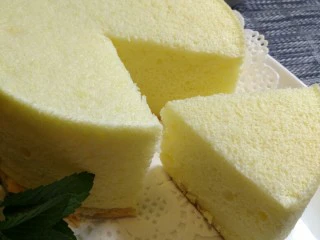 烘焙入门戚风蛋糕,做好啦,我切开了给大家看看内部的组织结构。好好吃。