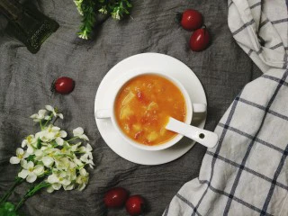 四季都宜的西红柿土豆浓汤,一碗省事简单,色泽红艳,略带微酸的西红柿浓汤就好了。你可以像我一样,直接用来当主食。也可以配米饭,面条,甚至于蘸面包(我也管这道汤叫中式罗宋汤)