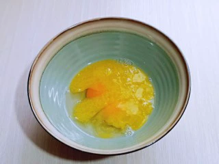 黑芝麻麻薯面包,待晾凉的黄油倒入蛋液中。
