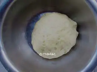 麻酱白糖酥饼,、水油皮材料(中筋面粉75克,水35克,玉米油22克,细砂糖2克)全部倒入盆里,揉至可以拉出薄膜的状态,揉好后放入冰箱冷藏松驰30分钟