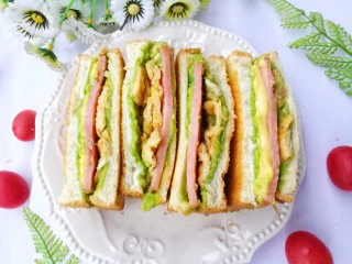 牛油果鸡蛋火腿三明治,成品。