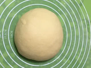 蔓越梅沙琪玛,揉面后拿出整理,滚圆。