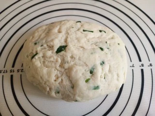 香葱苏打饼干,面团放在硅胶垫上，在用手揉一会，使面团略微光滑