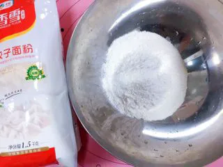 马卡龙色 高颜值汤饺系列@@ 猪肉大葱馅●麦穗饺,首先，我们把各种食材准备好，先开始准备面皮的部分。佳儿用的是专用的饺子面，比较软，不爱漏馅，质地比较细，颜色比较白。我们准备一个比较大点的容器，比较好施展，首先我们拿大概200g的面粉出来放进盆里。