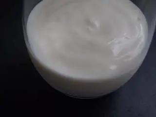 奇亚籽双色酸奶木糠杯,将酸奶倒入杯中铺底