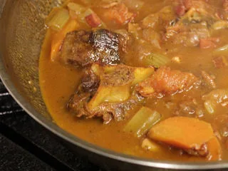 番茄红酒烩牛尾,经过2.5小时的加热，可以去检查炖的牛尾，如果筷子可以顺利的插入牛尾，那证明牛尾已经完全酥软了。可以装盘食用，但如果喜欢精致装盘可以关注之后两步