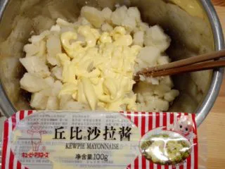 正宗西式土豆沙拉,把沙拉酱放入切好的土豆中充分搅拌，
