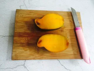 芒果香蕉奶昔,芒果对半切开