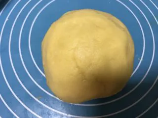 酥掉渣的桃酥,揉成光滑的面团。