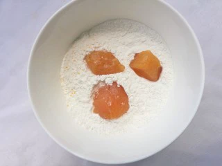 狂甩肯德基几条街的劲爆鸡米花,鸡蛋搅散成蛋液,面包糠,淀粉分别倒入盘中,将腌好的鸡块在淀粉中滚一圈。