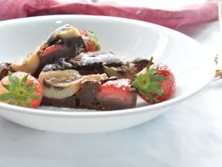 烘培小白入门：幸福满满的巧克力水果条,满满的能量，有老公和宝宝最喜欢的巧克力加上草莓和香蕉。小朋友对于参与超级喜欢。