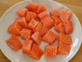 双椒土豆三文鱼,三文鱼也切小方块，比土豆块略大些。