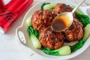 扬州狮子头——传统美食的瑰宝(揭秘扬州狮子头的制作工艺及美味佳肴)