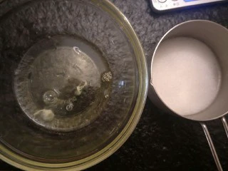 新手奶油小西饼——少油少糖,准备打发蛋白30克,细砂糖。