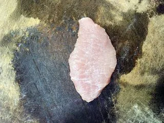 美味的日式炸猪排,取出一块