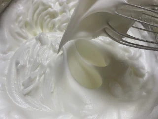 古早蛋糕(抖臀),高速打发,打至能提起小勾。