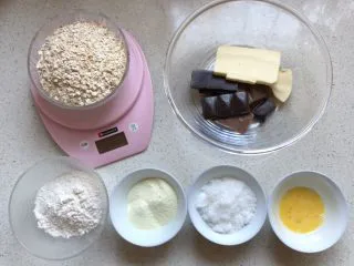 燕麦巧克力能量球,先把材料备好，以免到时候手忙脚乱
