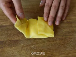【烘焙食谱】芒果班戟 │展艺烘焙,再两头对折将奶油芒果完全包裹起来