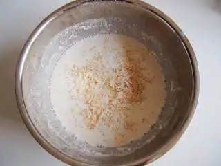 意酱鸡蛋卷饼,面粉中加入适量清水调成面糊，加入虾皮