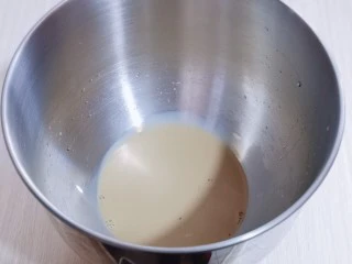 红豆日式咖啡面包卷,提前将咖啡粉加入开水冲成液体,倒入厨师机桶中!