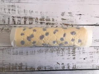 蔓越莓蛋糕卷,从一头卷起来，然后定型10分钟后在切开