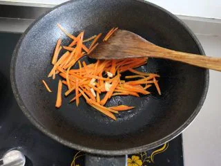 香炒意面|中式意面,胡萝卜炒变色后放入一点蒜末翻炒;