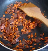 跨国混搭:意大利香肠薄饼卷,把香肠和胡萝卜炒熟、炒香,放入蛋黄酱拌匀