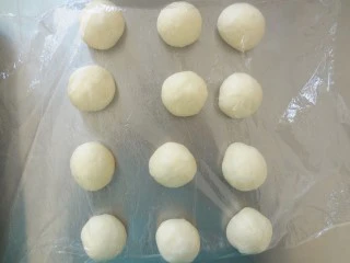  软萌甜紫米面包,取出面团轻微排气后分割成12等分盖上保鲜膜松弛15分钟
