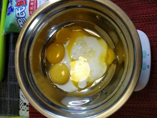 烘焙入门戚风蛋糕,蛋黄里加入30克的玉米油,45克的牛奶搅拌均匀。