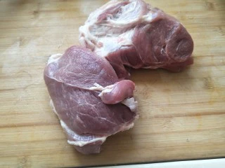 #猪里脊#绝世好叉烧-港式叉烧,把猪皮部分去掉。切分成厚薄均匀的肉片。