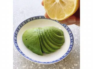 三文鱼鸡胸牛油果沙拉,牛油果切片，也可以切丁 切好后可以挤一点柠檬汁防止过快氧化变色。