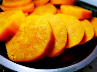 鸡翅酿地瓜泥,放入蒸箱蒸熟