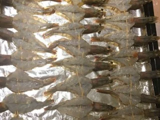 意式芝士大虾,第一步:先把大虾开背抽掉黑线,用牙签从后背横穿定型,撒上适量的食盐,进入烤箱(烤箱提前预热好),烤箱温度200度,预烤1-2分钟,大虾表面微微发红就可以出炉(预烤是为了让大虾更好的定型,注意千万不要看太久不然成品后虾肉不嫩)!