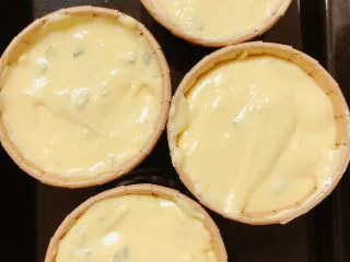 迷迭香玛芬蛋糕（制作耗时最短）,将蛋糕液倒入纸杯中，至8-9分满处。提前预热烤箱，180度预热10分钟。将烤盘放入烤箱中，180度烤20分钟。再焖两分钟，避免蛋糕回缩。