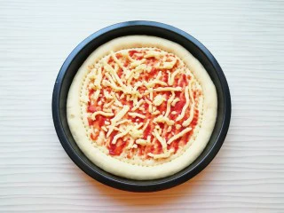 火腿彩蔬披萨,饼底抹上一层番茄酱，撒上一层马苏里拉芝士。