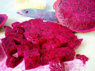 火龙果盒子蛋糕,火龙果切小块备用