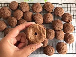 可可酥皮泡芙,底部用筷子扎个洞