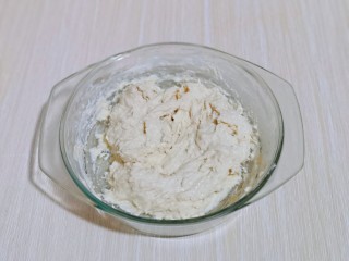 沙拉火腿面包卷,首先将波兰种做好，牛奶＋高粉＋酵母粉，搅拌均匀，盖上盖子放冰箱冷藏发酵一夜。