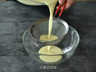 【烘焙食谱】芒果班戟 │展艺烘焙,班戟糊调制好后，过滤一下备用