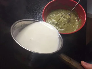 爆浆抹茶冰心面包,趁热加入抹茶酱中。一边冲一边搅拌不然冲成蛋花汤啦