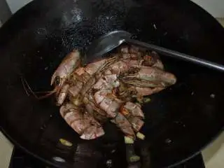 煎南美虾球配意式墨汁海鲜烩饭,橄榄油炒香虾头和虾皮和蒜，