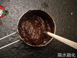 最经典浓郁巧克力奶酪蛋糕,隔水融化。再加入十克郎姆酒。