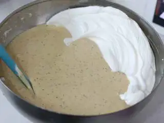 红茶柠檬戚风,11. 将【步骤9】倒入剩余蛋白霜中（注意面糊要倒在没有蛋白的地方，避免面糊直接砸击蛋白霜） 