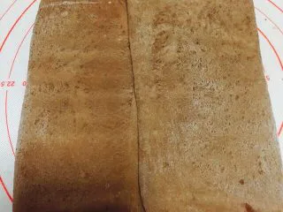 网红脏脏包（开酥版）,用擀面棍轻压面片，力度要一致。不可太用力，不要压断黄油。这样轻压后，会让你在擀开的过程中，轻松些。