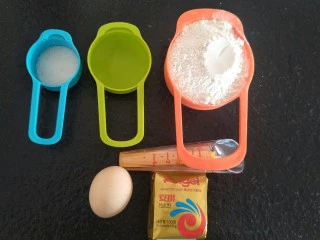 卡仕达奶油面包——奶油饺子包,首先准备这是发酵种面团的材料 糖13克 水63克 高筋粉175克 鸡蛋一个 耐高糖酵母4克