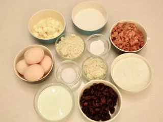 杏仁玛芬蛋糕 简单烘焙,准备好所用的材料，黄油事先软化至可轻松按下指印。