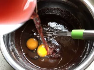 巧克力果仁小蛋糕,加入鸡蛋、葡萄酒、搅拌均匀 