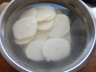 香辣孜然土豆片烤箱版,泡清水去掉表面的淀粉