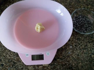 巧克力豆曲奇,总面团200克,我建议孩子分10克一个,这样刚好做20块成品饼干。